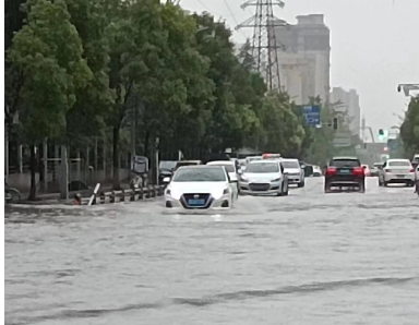 暴雨来袭，数字城管监督员冒雨巡查保安全